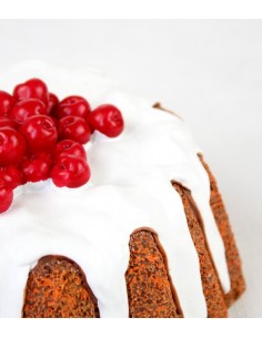 Torta decorata con ribes rossi